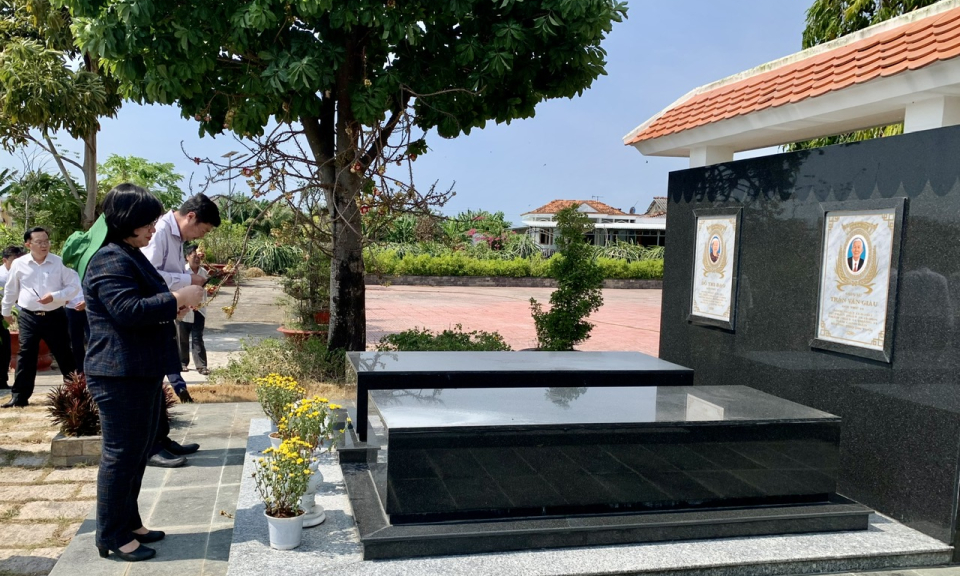 Đoàn đại biểu Quốc hội thành phố Hồ Chí Minh đến viếng Giáo sư Trần Văn Giàu