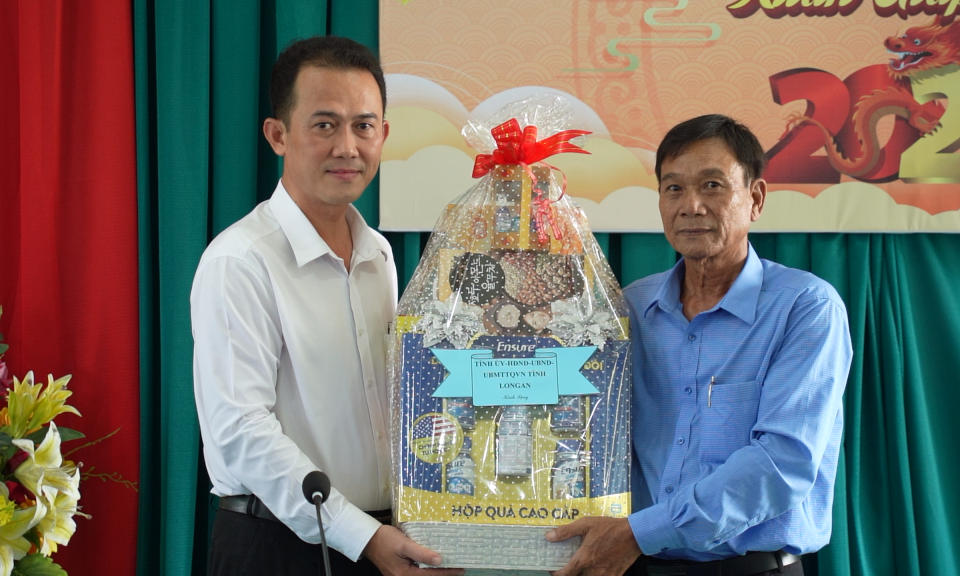 Đoàn công tác Long An thăm, tặng quà Tết tại Bến Tre