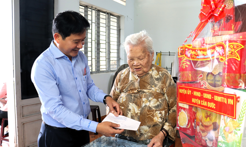 Bí thư Huyện ủy Cần Đước thăm, tặng quà xuân mẹ Việt Nam anh hùng, các thương binh