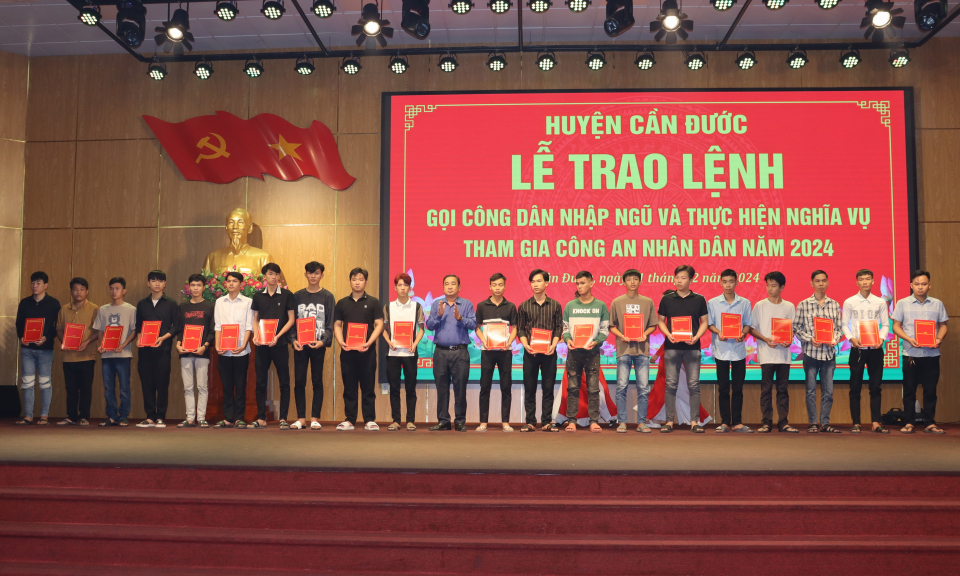 Cần Đước trao lệnh gọi công dân nhập ngũ năm 2024 cho 246 công dân 