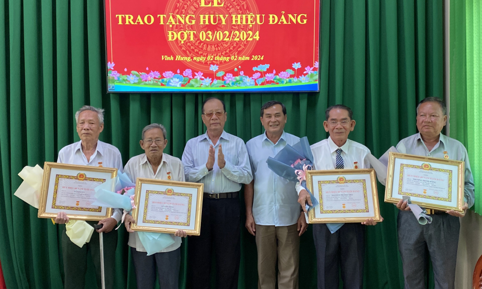 Vĩnh Hưng trao tặng Huy hiệu Đảng đợt 03/02/2024
