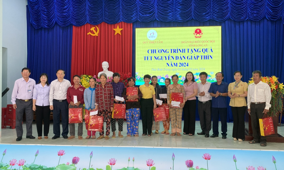  Đoàn đại biểu Quốc hội tỉnh Long An tặng nhiều phần quà Tết cho các hộ khó khăn huyện Vĩnh Hưng