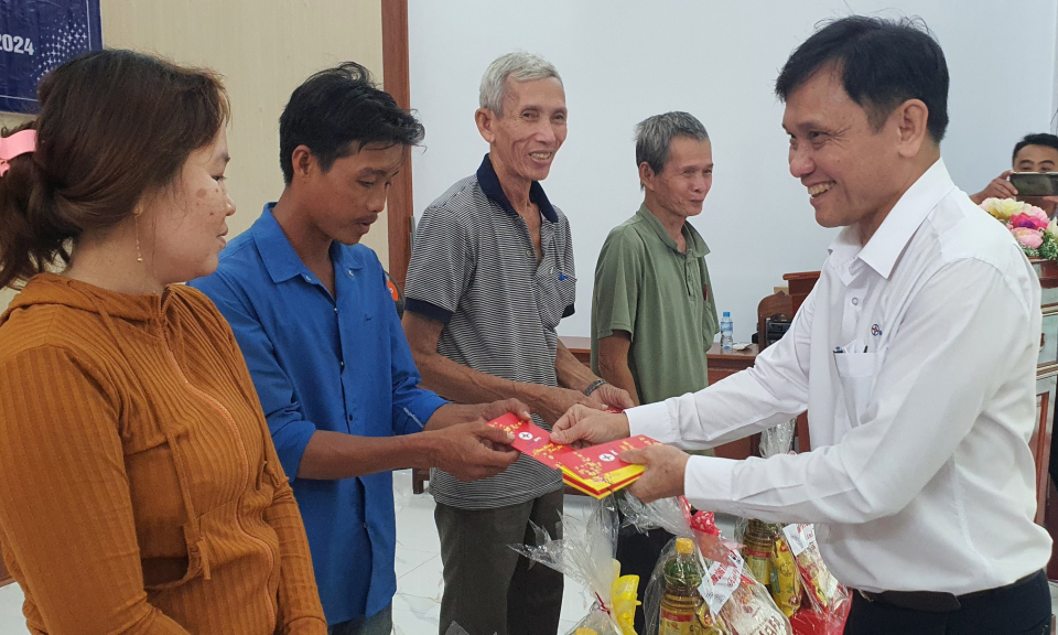 Tân Thạnh: Tổng công ty điện lực Miền Nam tặng quà tết cho gia đình chính sách và hộ khó khăn