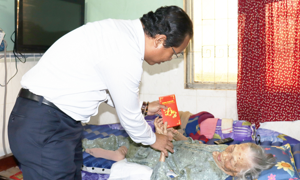Bí thư Huyện ủy Cần Giuộc thăm, chúc Tết Mẹ Việt Nam anh hùng và nguyên Bí thư Huyện ủy