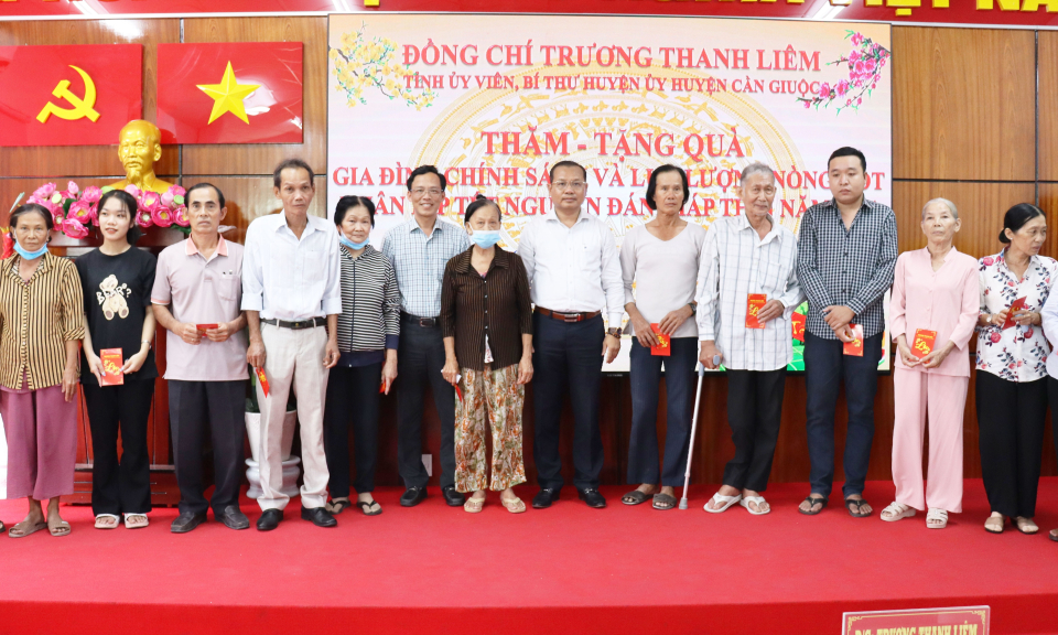 Bí thư Huyện ủy Cần Giuộc tặng quà gia đình chính sách