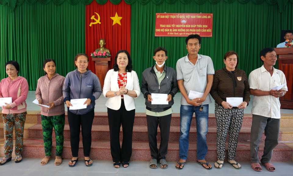 Tặng 178 phần quà cho các hộ dân biên giới huyện Mộc Hóa