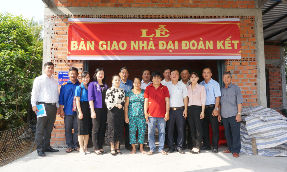 Mộc Hóa bàn giao 02 căn nhà Đại đoàn kết cho hộ nghèo