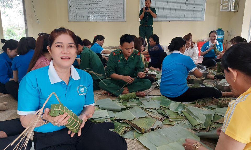 Đồn Biên phòng Thuận Bình gói bánh Tét tặng người dân biên giới