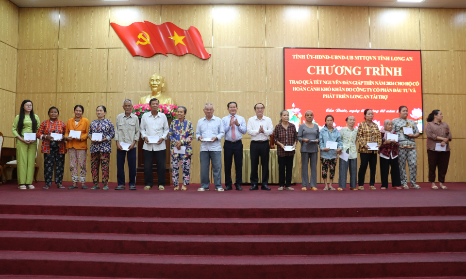 Chủ tịch Ủy ban MTTQ Việt Nam tỉnh Long An trao quà Tết tại Cần Đước