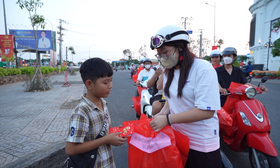 “Quà Xuân yêu thương” ấm áp tình người