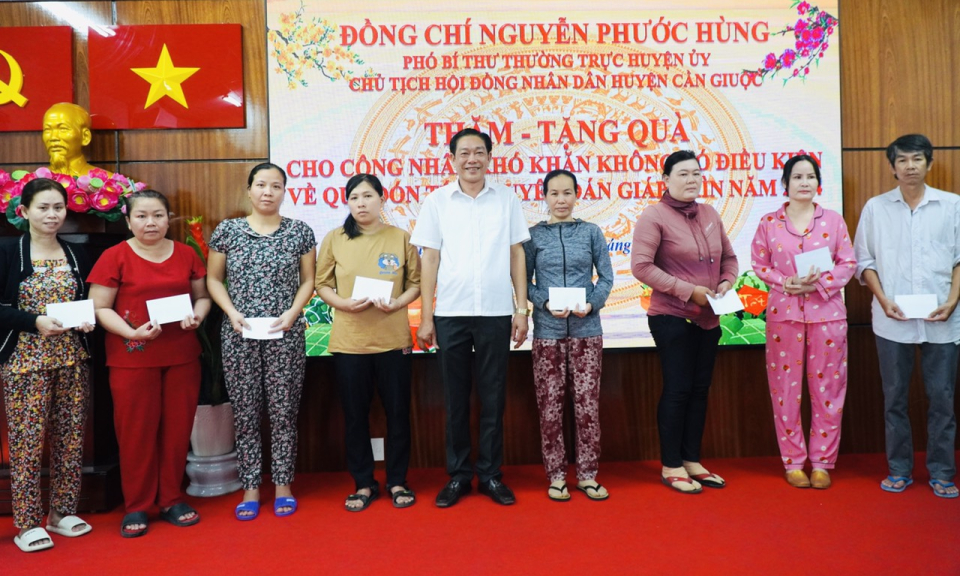  Lãnh đạo huyện Cần Giuộc tặng quà cho công nhân không có điều kiện về quê