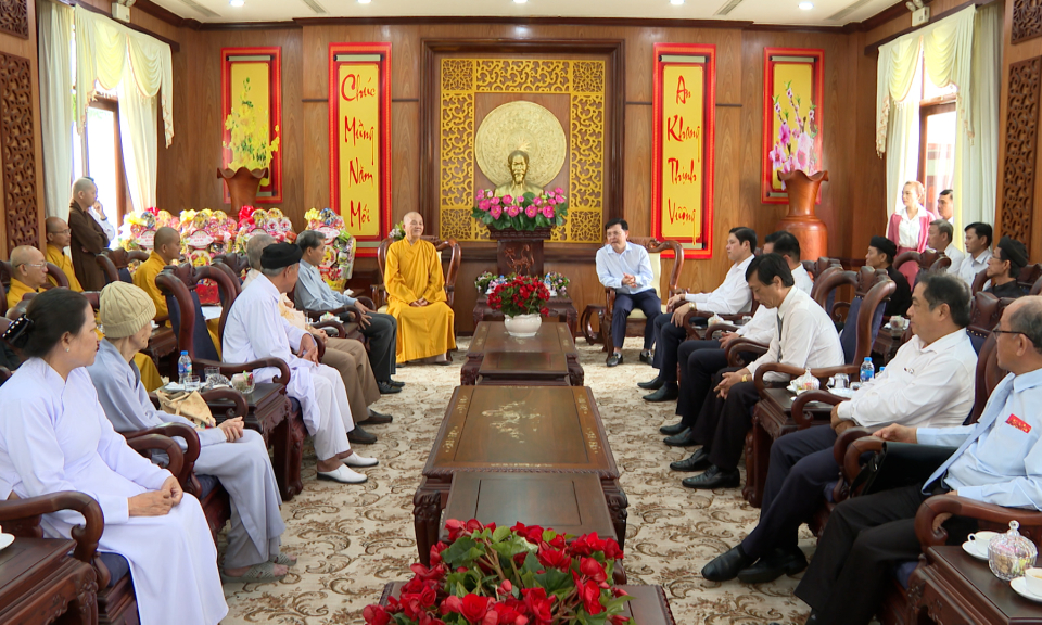 Đoàn đại biểu dân tộc, tôn giáo chúc Tết Tỉnh ủy Long An