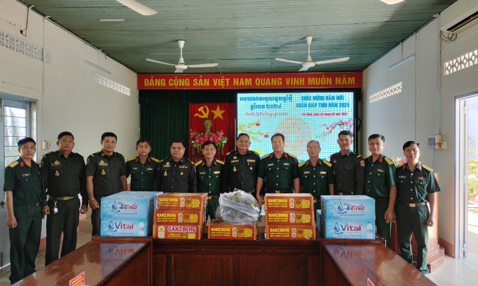Chi khu Quân sự huyện Svay Chrum, tỉnh Svay Riêng thăm, chúc Tết Ban Chỉ huy Quân sự huyện Tân Hưng