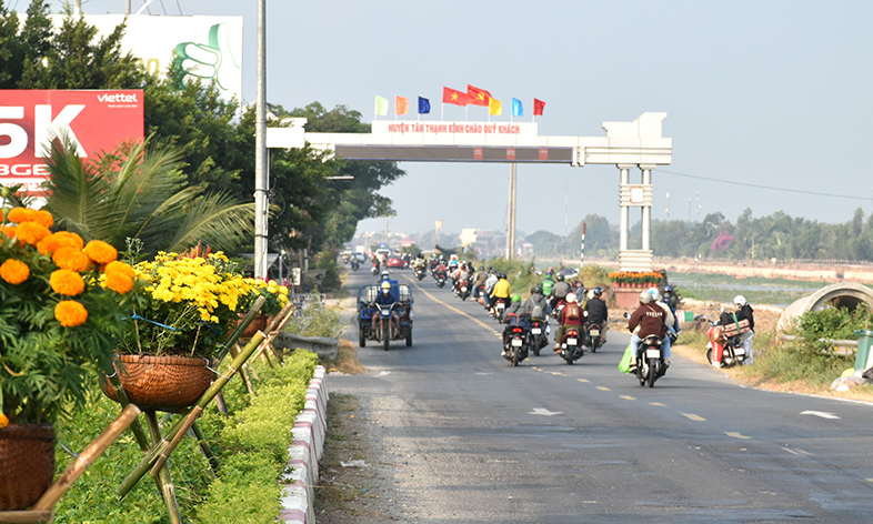 Lượng phương tiện qua huyện Tân Thạnh tăng đột biến những ngày giáp Tết