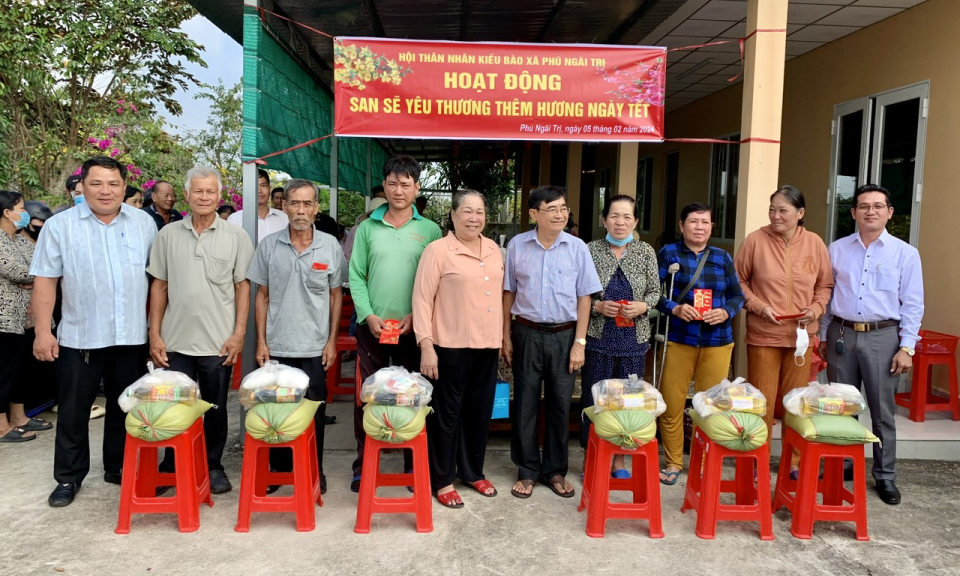 Nguyên Phó Bí thư Thường trực Tỉnh ủy - Đỗ Hữu Lâm thăm gia đình chính sách tại xã Phú Ngãi Trị