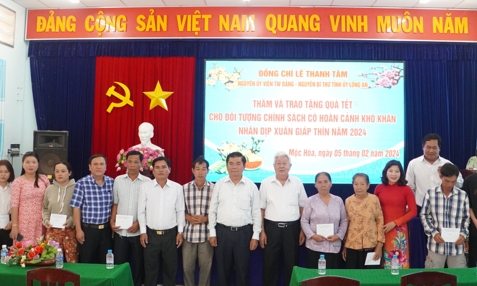 Nguyên Bí thư Tỉnh ủy Long An tặng quà Tết tại huyện Mộc Hóa