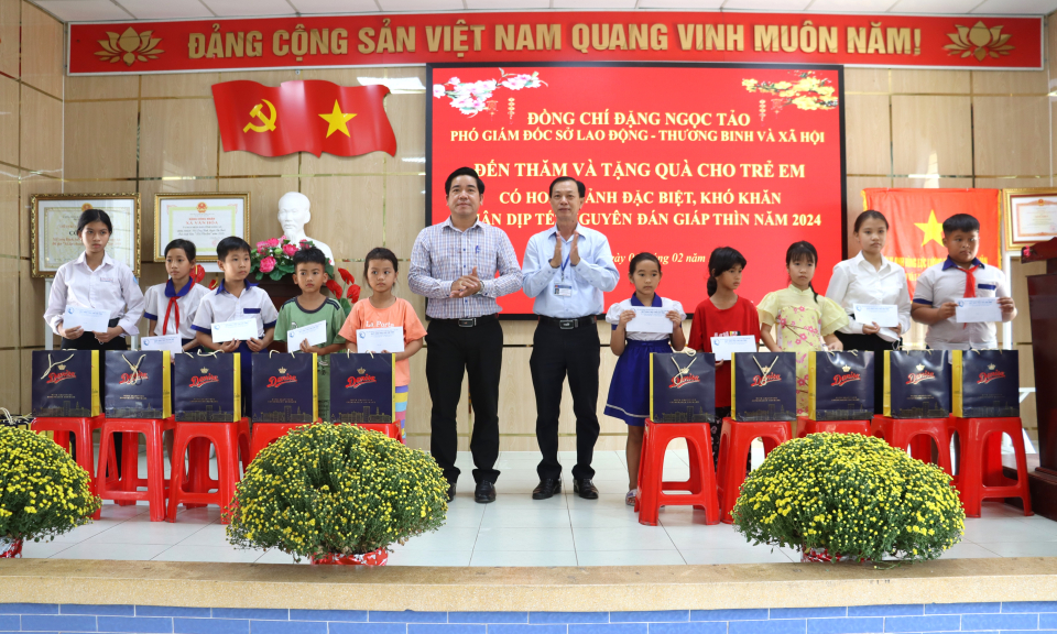 Sở Lao động, Thương binh và Xã hội tỉnh Long An trao 30 phần quà tại Long Định, Long Cang