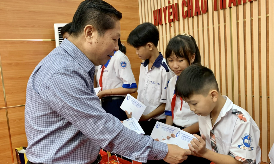 Thứ trưởng Bộ Lao động Thương binh và xã hội thăm, tặng quà cho gia đình chính sách và trẻ em tại huyện Châu Thành.