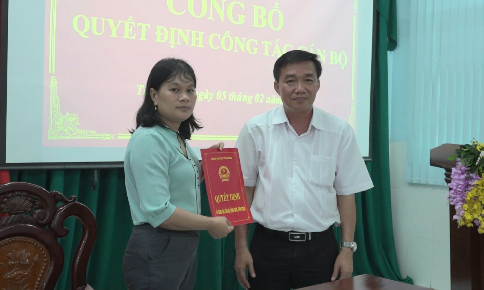 Tân Hưng công bố quyết định về công tác cán bộ