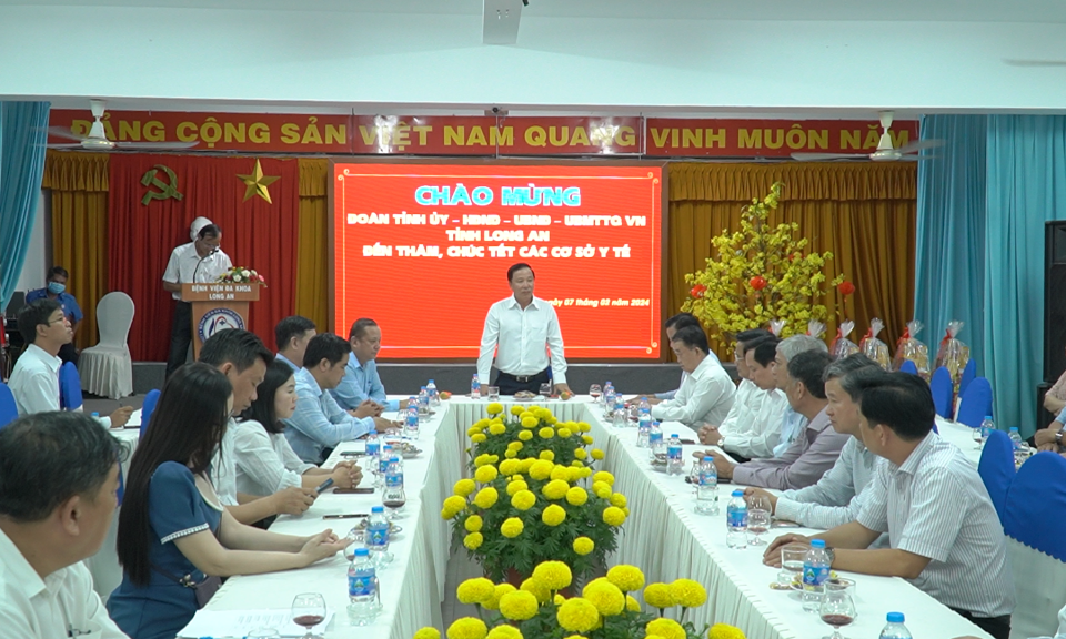 Lãnh đạo tỉnh thăm, tặng quà, chúc Tết các cơ sở y tế