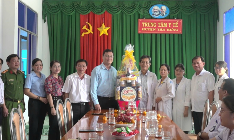 Lãnh đạo huyện Tân Hưng thăm, chúc Tết các đơn vị trên địa bàn