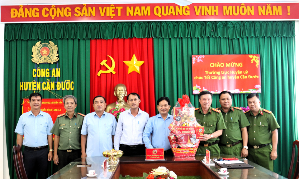 Thường trực Huyện ủy Cần Đước thăm, chúc Tết cán bộ, chiến sĩ lực lượng vũ trang huyện