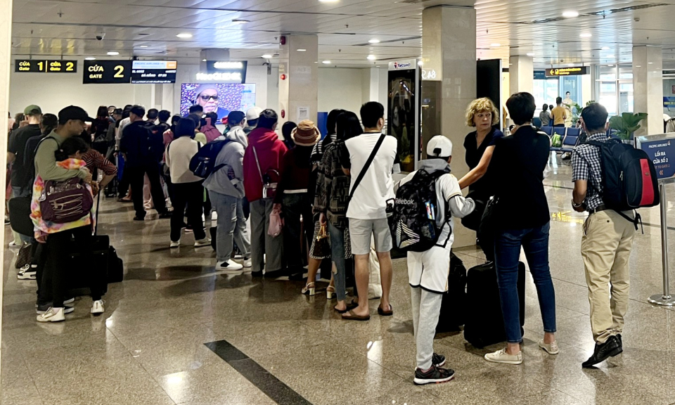 Mùng 2 Tết, lượng khách qua sân bay Tân Sơn Nhất tăng mạnh