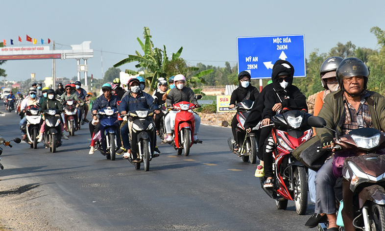 Quốc lộ 62 và N2 đoạn qua Tân Thạnh các phương tiện lưu thông thông thoáng