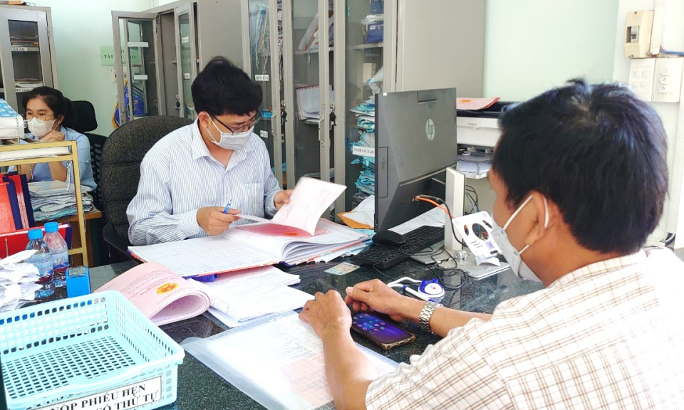 Cần Đước, cán bộ, viên chức phấn khởi bước vào ngày làm việc đầu tiên 