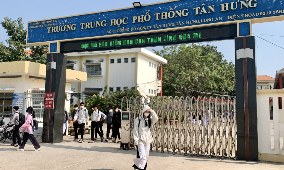 Học sinh huyện Tân Hưng đi học trở lại sau thời gian nghỉ Tết