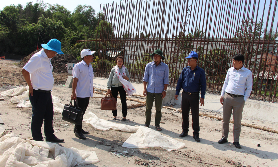  Bí thư Huyện ủy Thủ Thừa khảo sát công trình trọng điểm sau Tết
