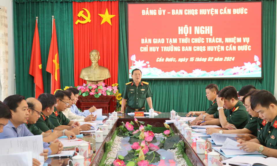 Cần Đước bàn giao tạm thời chức trách, nhiệm vụ Chỉ huy trưởng Ban Chỉ huy quân sự huyện 