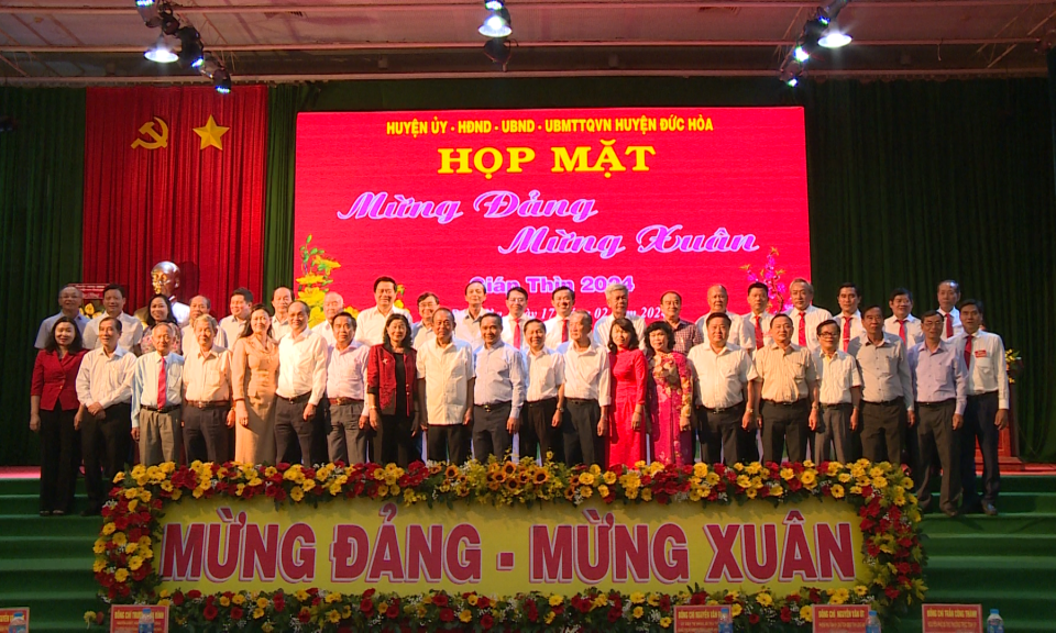 Đức Hòa họp mặt mừng Đảng mừng Xuân