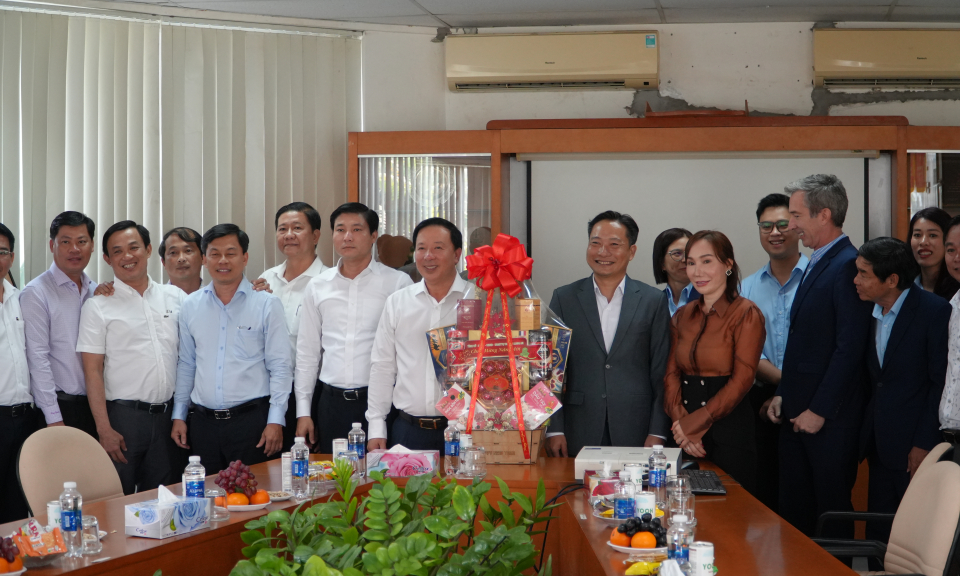 Chủ tịch UBND tỉnh thăm, động viên doanh nghiệp sản xuất đầu năm