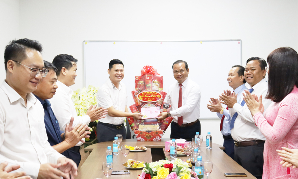 Bí thư Huyện ủy Cần Giuộc thăm, động viên doanh nghiệp nhân dịp đầu năm mới