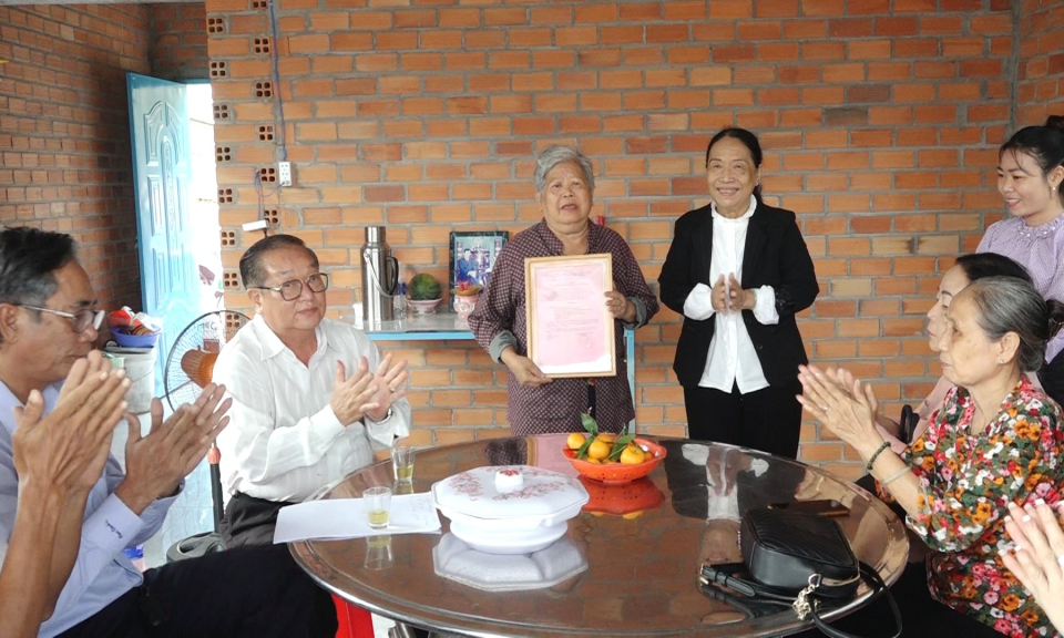 Đức Hòa trao nhà Tình thương cho hộ khó khăn về nhà ở