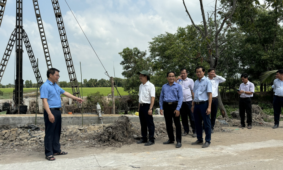Lãnh đạo huyện Đức Hòa khảo sát tiến độ thi công các công trình cầu giao thông 