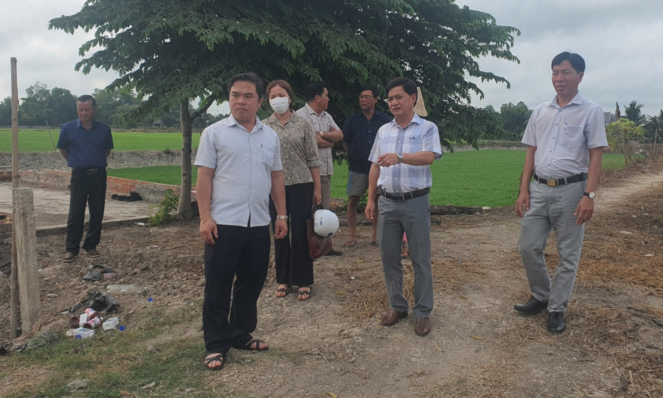 Bí thư Huyện ủy Tân Thạnh kiểm tra công tác giải phóng mặt bằng đường bờ Đông kênh Quy xã Tân Lập