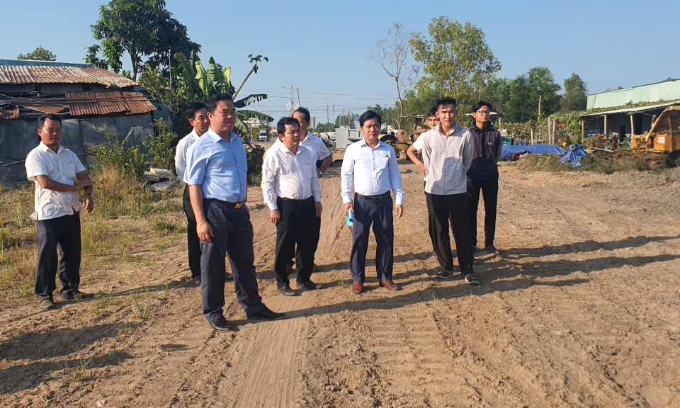 Bí thư Huyện ủy Tân Thạnh kiểm tra tiến độ công trình đường số 3