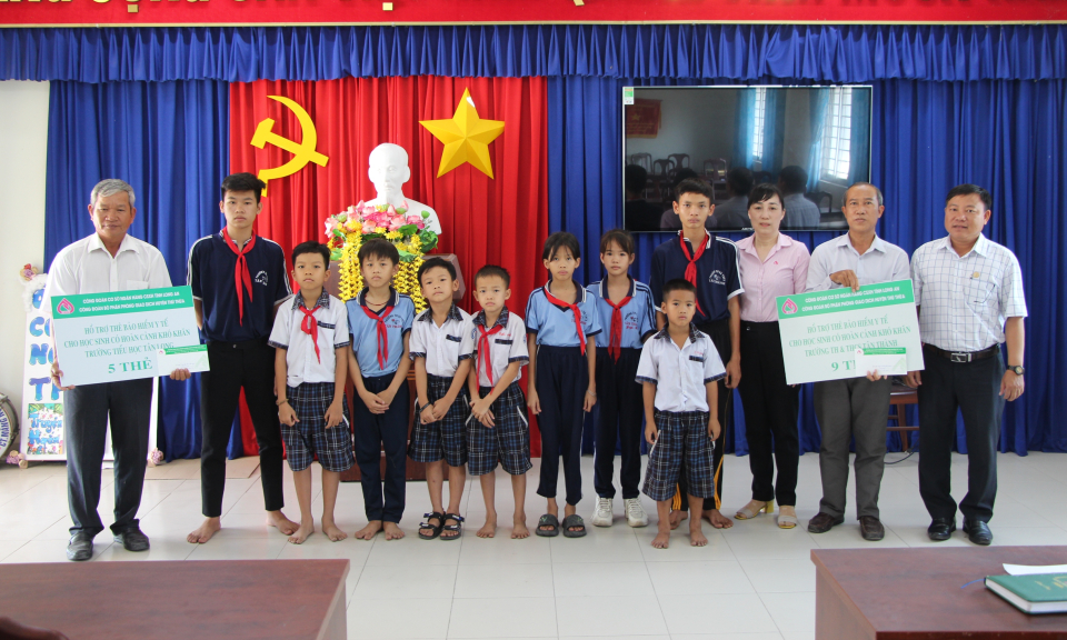 Ngân hàng Chính sách xã hội huyện Thủ Thừa hỗ trợ Bảo hiểm y tế cho học sinh có hoàn cảnh khó khăn