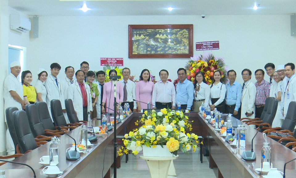 Giám đốc Sở Y tế thăm chúc mừng Ngày Thầy thuốc Việt Nam tại Đức Hòa