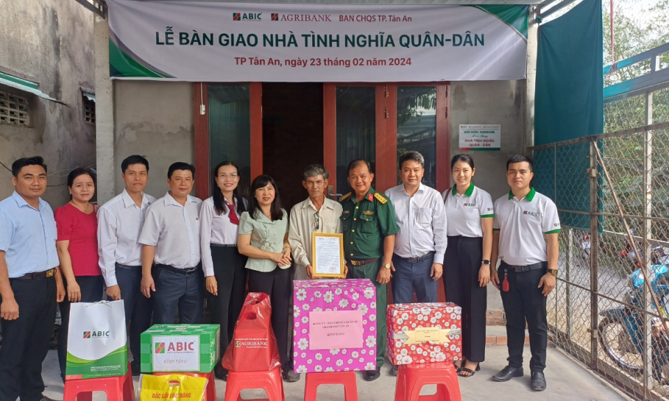 Thành phố Tân An trao nhà “Tình nghĩa Quân - Dân”