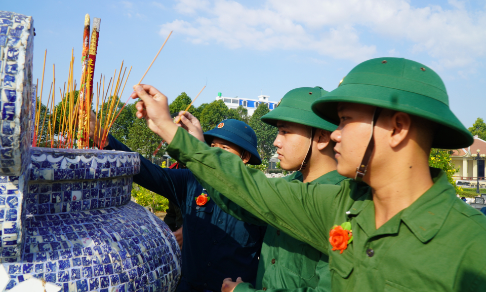 Cần Giuộc: Tân binh viếng Nghĩa trang liệt sĩ trước ngày lên đường nhập ngũ