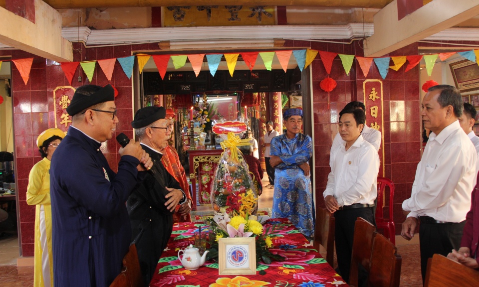  Phó Bí thư Thường trực Huyện ủy Thủ Thừa dự lễ hội Kỳ Yên tại Đình Vĩnh Phong