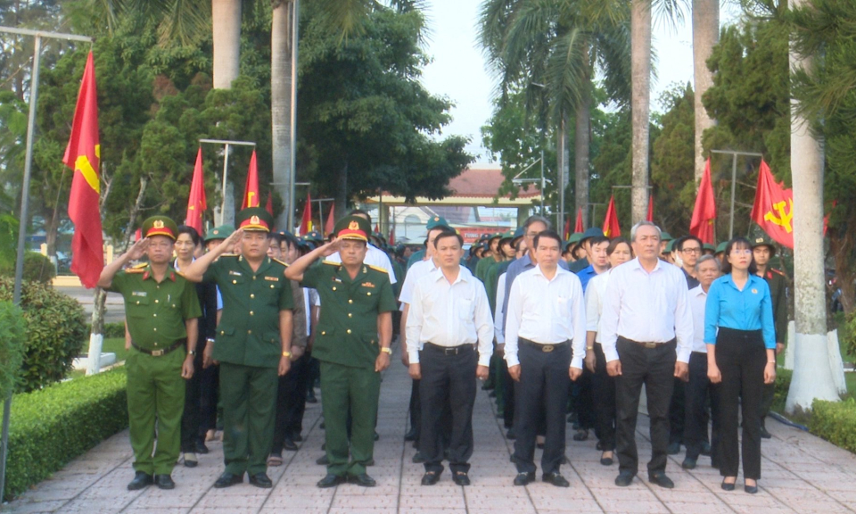 Tân Binh Đức Hòa viếng Nghĩa trang Liệt sĩ trước khi lên đường nhập ngũ