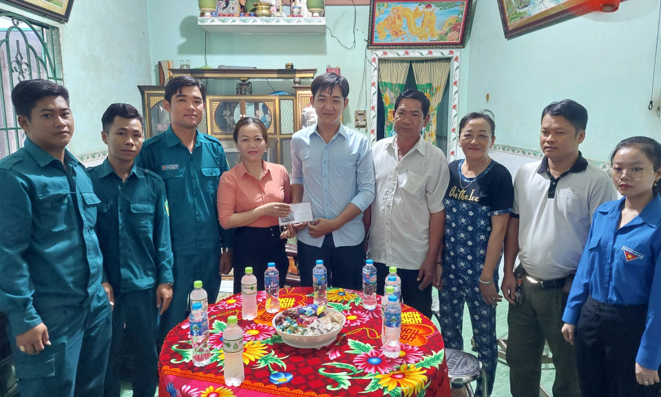 Đảng viên trẻ thành phố Tân An hăng hái lên đường nhập ngũ