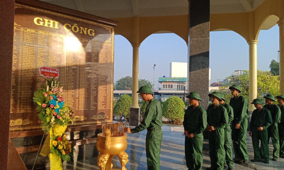 Thạnh Hóa: Thanh niên trúng tuyển viếng Đền thờ liệt sĩ huyện trước lúc lên đường nhập ngũ