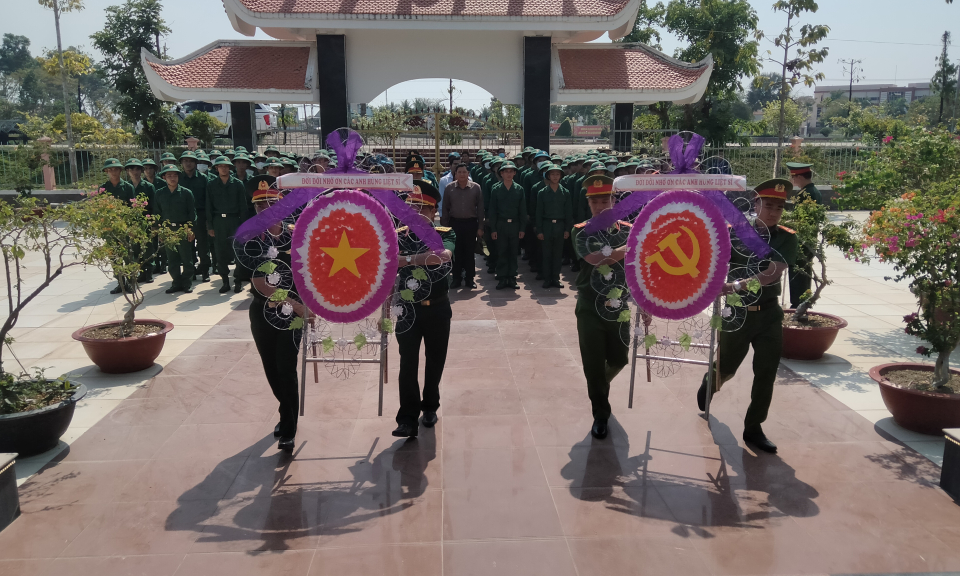 Tân Hưng: Tân binh viếng Nhà bia ghi tên Liệt sỹ huyện trước khi lên đường nhập ngũ