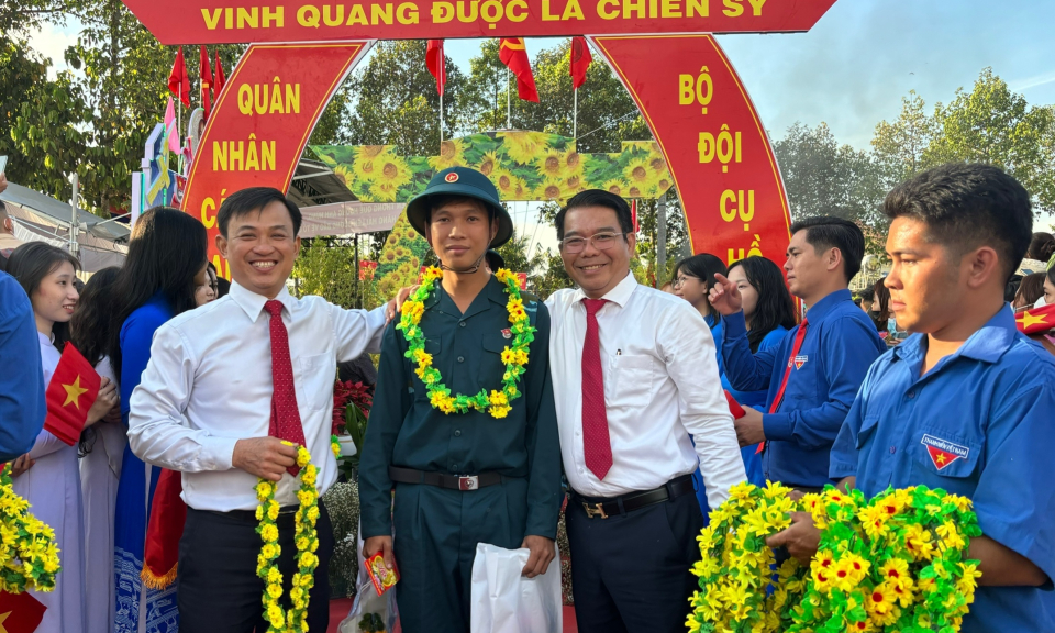 Đức Hòa tổ chức lễ giao, nhận quân năm 2024