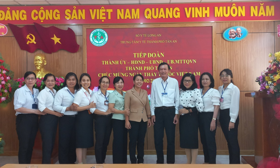 Lãnh đạo Thành ủy Tân An thăm, chúc mừng cơ sở y tế nhân ngày Thấy thuốc Việt Nam